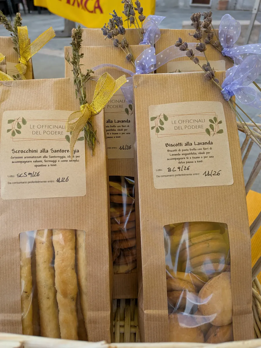 Sacchetti di biscotti alla lavanda e scrocchini alla santoreggia