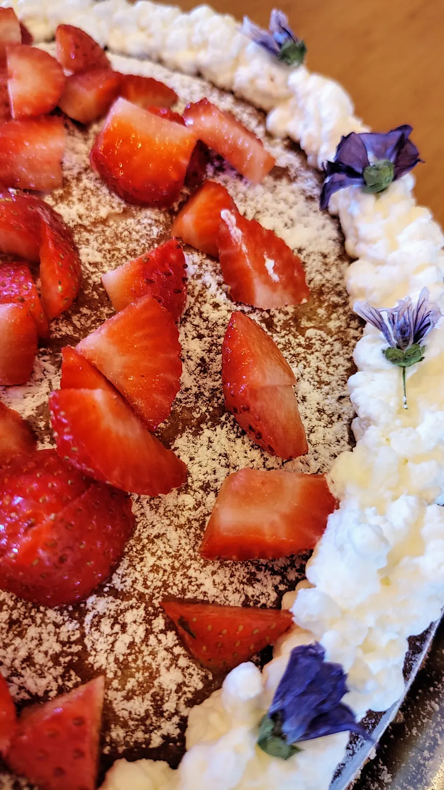Crostata con fragole e fiori eduli