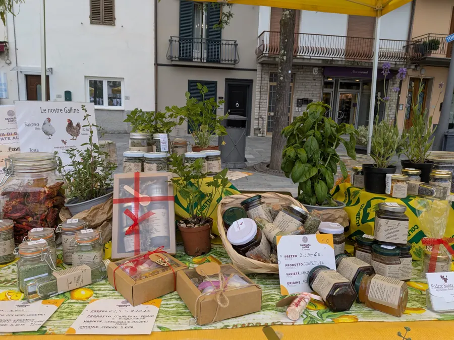 Il banco del Podere al mercato in piazza