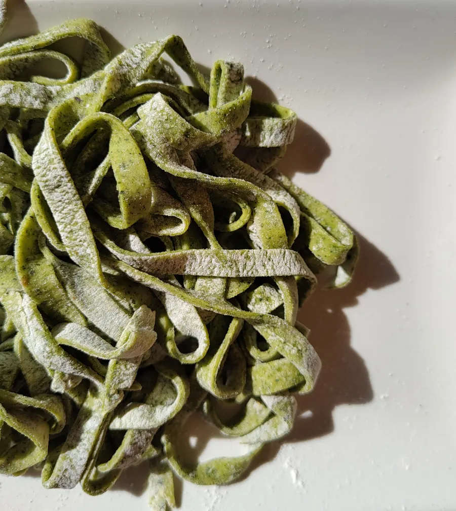 Tagliatelle verdi fatte con la polvere di cavolo nero