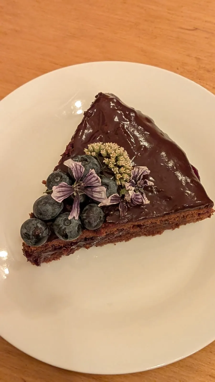 Fetta di torta al cioccolato decorata con fiori